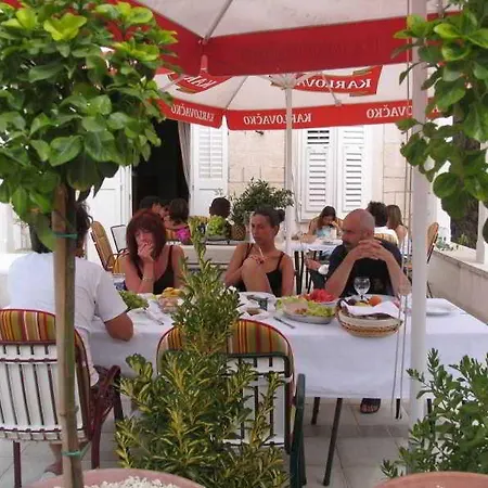 Liza Ξενοδοχείο Τρογκίρ